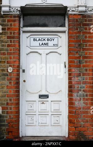 London, Großbritannien. 26. Januar 2023 Die Bewohner haben ein Black Boy Lane Schild an ihren Häusern angebracht, als Protest, nachdem die Straße in La Rose Lane umbenannt wurde. © Waldemar Sikora Stockfoto