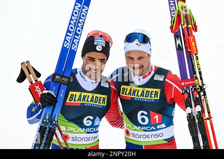 Dritter Platz Richard Jouve und Renaud Jay aus Frankreich feiern während des „man's Team Sprint Free Race“-Wettbewerbs bei der FIS Nordic World Ski Championships 2023. Stockfoto
