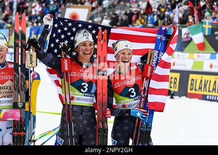 Jessie Diggins und Julia Kern aus den Vereinigten Staaten von Amerika feiern die Bronzemedaille nach dem Freirennen des Frauenteams Sprint bei der FIS Nordic World Ski Championships 2023. Stockfoto