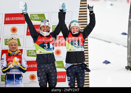 Jessie Diggins und Julia Kern aus den Vereinigten Staaten von Amerika feiern die Bronzemedaille nach dem Freirennen des Frauenteams Sprint bei der FIS Nordic World Ski Championships 2023. Stockfoto