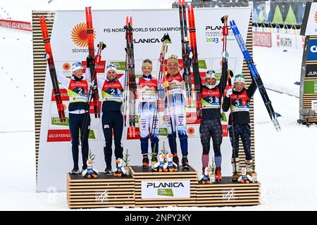 (L-R) Tiril Udnes Weng aus Norwegen, Anne Kjersti Kalvaa aus Norwegen, Emma Ribom aus Schweden, Jonna Sundling aus Schweden, Jessie Diggins aus den Vereinigten Staaten und Julia Kern aus den Vereinigten Staaten feiern nach dem Rennen des Women's Cross Country Team Sprint Free bei den Nordic World Championships in Planica. Stockfoto