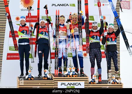 (L-R) Tiril Udnes Weng aus Norwegen, Anne Kjersti Kalvaa aus Norwegen, Emma Ribom aus Schweden, Jonna Sundling aus Schweden, Jessie Diggins aus den Vereinigten Staaten und Julia Kern aus den Vereinigten Staaten feiern nach dem Rennen des Women's Cross Country Team Sprint Free bei den Nordic World Championships in Planica. Stockfoto