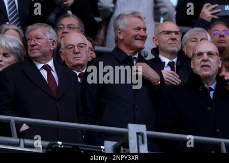 Wembley Stadium, London, Großbritannien. 26. Februar 2023. Carabao League Cup-Endspiel, Manchester United gegen Newcastle United; Manchester United Co-Chairman Avram Glazer saß mit Sir Alex Ferguson und dem ehemaligen Chief Executive David Gill bei Wembley Credit: Action Plus Sports/Alamy Live News zusammen Stockfoto