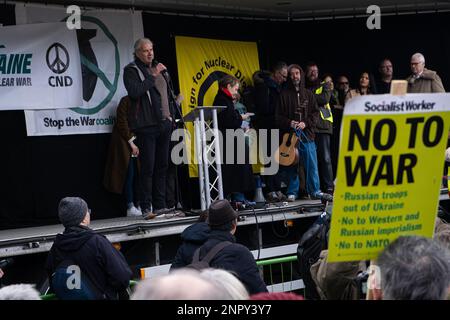 London, Großbritannien. 25. Februar 2023. Andrej Hunko hält eine Rede vor versammelten Demonstranten am Trafalgar Square. Nach dem ersten Jahrestag des Krieges zwischen Russland und der Ukraine versammelten sich Protestgruppen in Central London und marschierten zum Trafalgar Square, um Frieden in der Ukraine und im Iran zu fordern. (Foto: Daniel Lai/SOPA Images/Sipa USA) Guthaben: SIPA USA/Alamy Live News Stockfoto