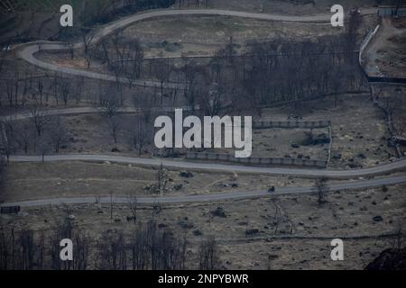 Srinagar, Indien. 26. Februar 2023. Ein Motorradfahrer fährt an einem wolkigen Wintertag in Astanmarg entlang der Straße, etwa 30kms km von Srinagar, der Sommerhauptstadt von Jammu und Kaschmir entfernt. (Foto: Saqib Majeed/SOPA Images/Sipa USA) Guthaben: SIPA USA/Alamy Live News Stockfoto