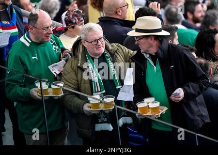 Drei irische Fans mit jeweils drei Bieren sprechen während des sechs-Nationen-Rugby-Spiels zwischen Italien und Irland im Stadio Olimpico in Rom am 25. Februar, Stockfoto