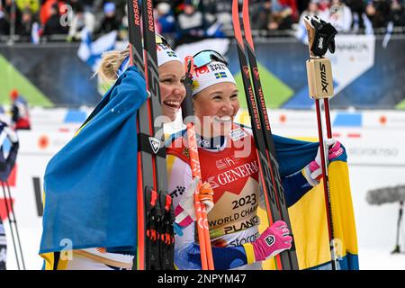 Planica, Slowenien. 26. Februar 2023. Die schwedische Gewinnerin Emma Ribom und Jonna Sundling aus Schweden feiern nach dem Sprint Free-Rennen des Cross Country-Teams der Frauen bei den Nordic World Championships in Planica 2023. (Foto: Andrej Tarfila/SOPA Images/Sipa USA) Guthaben: SIPA USA/Alamy Live News Stockfoto