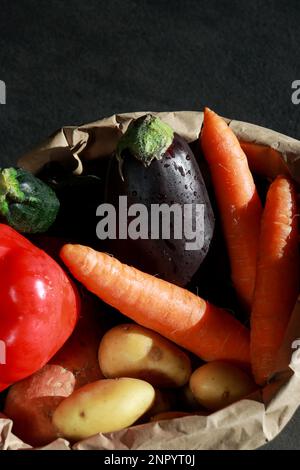 Nahaufnahme der Öko-Papiertüte mit Gemüse. Sauberes veganes Esskonzept. Stockfoto
