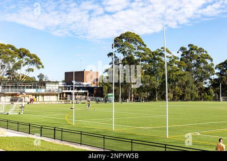 Australischer Sportfußball-Oval, Lionel Watts Sportfeld-Oval und Clubhaus in Frenchs Forest, Sydney, NSW, Australien Stockfoto