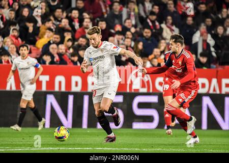 SEVILLA, SPANIEN - FEBRUAR 26: Ivan Rakitic von Sevilla CF treibt den Ball während des Spiels zwischen Sevilla CF und CA Osasuna von La Liga Santander am 26. Februar 2022 im Ramon Sánchez Pizjuan Stadion in Sevilla, Spanien. (Foto von Samuel Carreño/PxImages) Stockfoto