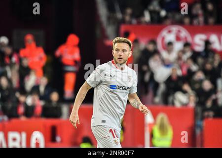 SEVILLA, SPANIEN - FEBRUAR 26: Ivan Rakitic von Sevilla CF konzentriert sich auf das Spiel zwischen Sevilla CF und CA Osasuna von La Liga Santander am 26. Februar 2022 im Ramon Sánchez Pizjuan Stadion in Sevilla, Spanien. (Foto von Samuel Carreño/PxImages) Stockfoto