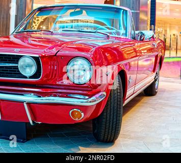 Miami, Florida - 29. Januar 2023: Der Ford Mustang ist ein Auto von Ford. In der kontinuierlichen Produktion seit 1964 ist der Mustang derzeit das längste P Stockfoto