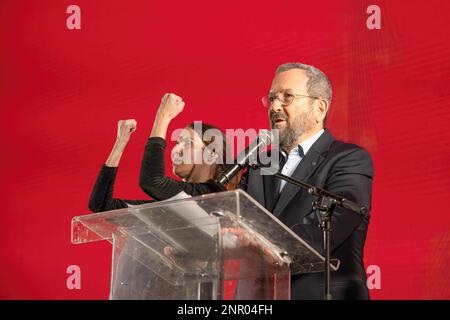 Tel Aviv, Israel. 25. Februar 2023. Ehud Barak, ehemaliger Ministerpräsident Israels, hält während der Demonstration gegen die Justizreform eine Rede. Mehr als 150.000 Menschen protestierten in Tel Aviv gegen Netanjahus rechtsextreme Regierung und ihre umstrittene Rechtsreform. 21 Demonstranten wurden festgenommen, als sie die Autobahn von Ayalon blockierten. Kredit: SOPA Images Limited/Alamy Live News Stockfoto