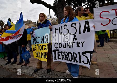 Marseille, Frankreich. 25. Februar 2023. Demonstranten halten während der Demonstration vor dem russischen Konsulat in Marseille Plakate, auf denen ihre Meinung zum Ausdruck gebracht wird. Ukrainer aus Frankreich und ihre Anhänger protestieren gegen die russische Invasion der Ukraine nach einem Jahr Krieg. Kredit: SOPA Images Limited/Alamy Live News Stockfoto