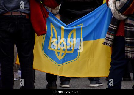 Marseille, Frankreich. 25. Februar 2023. Demonstranten halten während der Demonstration vor dem russischen Konsulat in Marseille eine Flagge. Ukrainer aus Frankreich und ihre Anhänger protestieren gegen die russische Invasion der Ukraine nach einem Jahr Krieg. Kredit: SOPA Images Limited/Alamy Live News Stockfoto