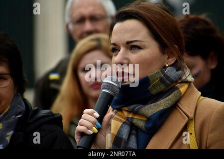 Marseille, Frankreich. 25. Februar 2023. Während der Demonstration vor dem russischen Konsulat in Marseille hält ein Protestteilnehmer eine Rede. Ukrainer aus Frankreich und ihre Anhänger protestieren gegen die russische Invasion der Ukraine nach einem Jahr Krieg. Kredit: SOPA Images Limited/Alamy Live News Stockfoto