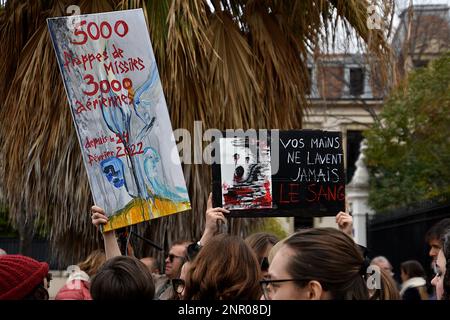 Marseille, Frankreich. 25. Februar 2023. Demonstranten halten während der Demonstration vor dem russischen Konsulat in Marseille Plakate, auf denen ihre Meinung zum Ausdruck gebracht wird. Ukrainer aus Frankreich und ihre Anhänger protestieren gegen die russische Invasion der Ukraine nach einem Jahr Krieg. Kredit: SOPA Images Limited/Alamy Live News Stockfoto