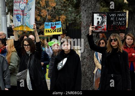 Marseille, Frankreich. 25. Februar 2023. Demonstranten halten während der Demonstration vor dem russischen Konsulat in Marseille Plakate, auf denen ihre Meinung zum Ausdruck gebracht wird. Ukrainer aus Frankreich und ihre Anhänger protestieren gegen die russische Invasion der Ukraine nach einem Jahr Krieg. Kredit: SOPA Images Limited/Alamy Live News Stockfoto