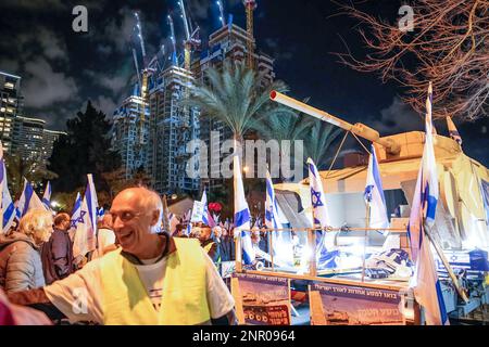 Tel Aviv, Israel. 25. Februar 2023. Krieger des Krieges von 73 brachten ein Panzermodell in eine Protestaktion gegen die Gesetzesänderung. Mehr als 150.000 Menschen protestierten in Tel Aviv gegen Netanjahus rechtsextreme Regierung und ihre umstrittene Rechtsreform. 21 Demonstranten wurden festgenommen, als sie die Autobahn von Ayalon blockierten. (Foto: Matan Golan/SOPA Images/Sipa USA) Guthaben: SIPA USA/Alamy Live News Stockfoto