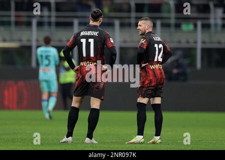 Mailand, Italien, 26. Februar 2023. Zlatan Ibrahimovic und Ante Rebic von AC Milan sprechen nach der letzten Pfeife des Spiels der Serie A in Giuseppe Meazza, Mailand. Der Bildausdruck sollte lauten: Jonathan Moscrop/Sportimage Stockfoto