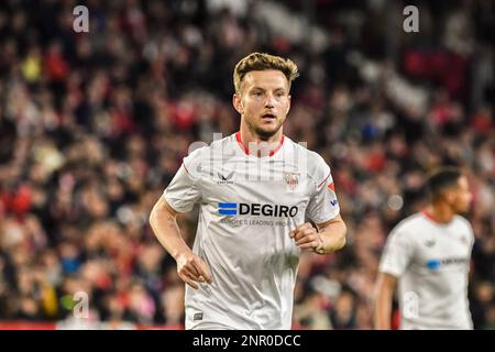 26. Februar 2023, Sevilla, Sevilla/Spanien, Spanien: SEVILLA, SPANIEN – FEBRUAR 26: Ivan Rakitic von Sevilla CF läuft während des Spiels zwischen Sevilla CF und CA Osasuna von La Liga Santander am 26. Februar 2022 im Ramon SÃ¡nchez Pizjuan Stadion in Sevilla, Spanien. (Kreditbild: © Samuel CarreÃ±O/PX Imagens via ZUMA Press Wire) NUR REDAKTIONELLE VERWENDUNG! Nicht für den kommerziellen GEBRAUCH! Stockfoto