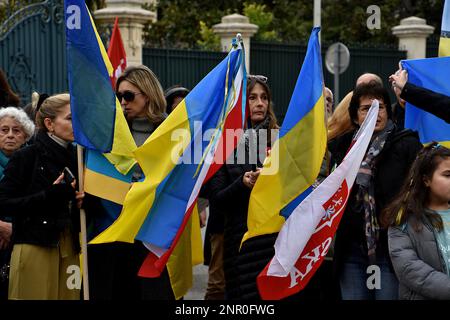 Marseille, Frankreich. 25. Februar 2023. Demonstranten halten während der Demonstration vor dem russischen Konsulat in Marseille die Flagge. Ukrainer aus Frankreich und ihre Anhänger protestieren gegen die russische Invasion der Ukraine nach einem Jahr Krieg. (Foto: Gerard Bottino/SOPA Images/Sipa USA) Guthaben: SIPA USA/Alamy Live News Stockfoto