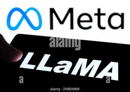Lama-Buchstaben auf dem Smartphone und verschwommenes Firmenlogo von Meta auf dem Hintergrund. Llama ist ein großes Sprachmodell für Meta-KI von Meta Platforms. Stafford, Großbritannien, Stockfoto