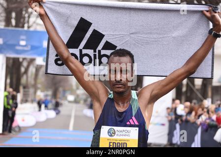 Neapel, Italien. 26. Februar 2023. Neapel City Halbmarathon, Muktar Edris World Champion in London im Jahr 2017 und in Dhoa im Jahr 2019 für die fünftausend Meter gewinnen Sie die zehnte Ausgabe des City Halbmarathons von Neapel mit einer Zeit von 27 Stunden. (Foto: Pasquale Gargano/Pacific Press/Sipa USA) Guthaben: SIPA USA/Alamy Live News Stockfoto