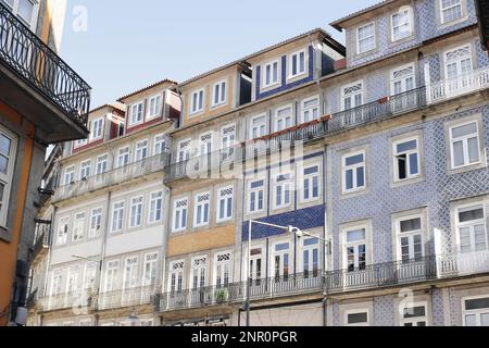 Historische Häuser mit dekorativen Balkonen und farbenfrohen Fassaden im alten Ribeira-Viertel. Porto Stadt. Typische Azulejo-Fliesen. Wunderschöner Blick auf die Straße. Europ Stockfoto