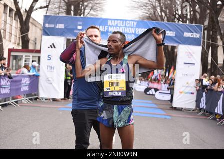 Neapel, Italien. 26. Februar 2023. Neapel City Halbmarathon, Muktar Edris World Champion in London im Jahr 2017 und in Dhoa im Jahr 2019 für die fünftausend Meter gewinnen Sie die zehnte Ausgabe des City Halbmarathons von Neapel mit einer Zeit von 27 Stunden. (Foto: Pasquale Gargano/Pacific Press/Sipa USA) Guthaben: SIPA USA/Alamy Live News Stockfoto