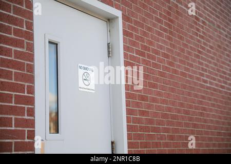 Das Rauchverbot-Schild an der Wand zeigt, dass man mit dem Rauchen aufhört und ist besser für die Umwelt Stockfoto