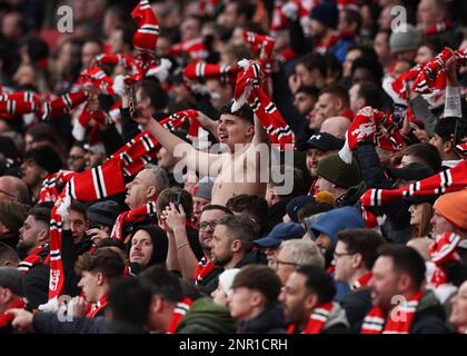 Wembley Stadium, London, Großbritannien. 26. Februar 2023. Carabao League Cup-Endspiel, Manchester United gegen Newcastle United; Manchester United-Fans feiern während der 1. Halbzeit: Action Plus Sports/Alamy Live News Stockfoto