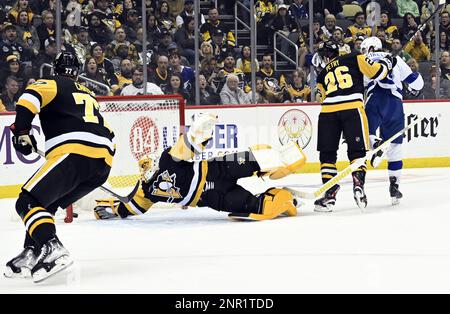 Pittsburgh, Usa. 26. Februar 2023. Das Tampa Bay Lightning Center Anthony Cirelli (71) trifft den Pittsburgh Penguins Torwart Casey DeSmith während der ersten Stunde in der PPG Paints Arena in Pittsburgh am Sonntag, den 26. Februar 2023. Foto: Archie Carpenter/UPI Credit: UPI/Alamy Live News Stockfoto