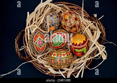 Pysanka, Pysanky ukrainische Ostereier mit Dreizack und Sonnenblumen Stockfoto