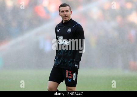 London, Großbritannien. 26. Februar 2023. Matt Targett von Newcastle United wärmt sich auf, bevor es während des EFL Carabao Cup-Finalspiels zwischen Manchester United und Newcastle United am 26. Februar 2023 im Wembley Stadium in London, England, losgeht. Foto von Carlton Myrie. Nur redaktionelle Verwendung, Lizenz für kommerzielle Verwendung erforderlich. Keine Verwendung bei Wetten, Spielen oder Veröffentlichungen von Clubs/Ligen/Spielern. Kredit: UK Sports Pics Ltd/Alamy Live News Stockfoto