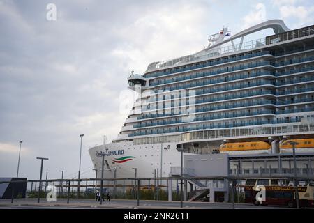 Costa Toscana Kreuzfahrt, eine berühmte italienische Kreuzfahrt. Sehen Sie sich eine riesige Bootstour von draußen am Morgen am Yachthafen an. Stockfoto