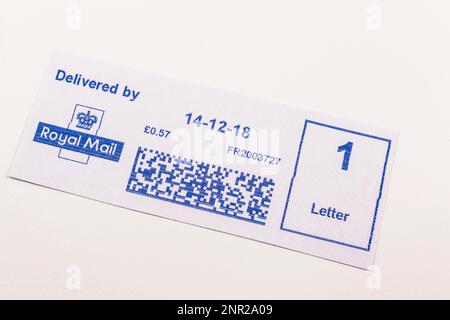 Blaues Royal Mail-Etikett auf weißem Papierhintergrund. Stockfoto