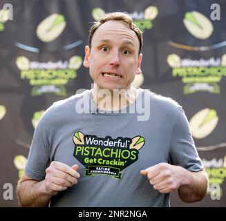 26. Februar 2023 - Santa Monica, Kalifornien, USA - JOEY CHESTNUT, Weltmeister im Wettessen, nimmt am World Pistachio Day an der ersten „Wonderful Pistachios Get Crackin“ Eating Championship Teil. Die Teilnehmer hatten acht Minuten, um sich zu öffnen und so viele Pistazien wie möglich zu essen. Chestnut ist der letzte von sieben Wettkämpfen mit insgesamt 70. Der Gewinner war Nick Wehry, der 109 Pistazien polierte. (Kreditbild: © Brian Cahn/ZUMA Press Wire) NUR REDAKTIONELLE VERWENDUNG! Nicht für den kommerziellen GEBRAUCH! Stockfoto