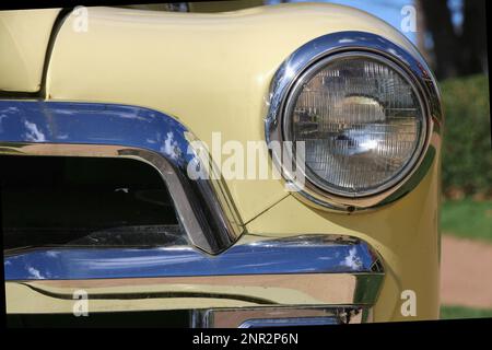 Berrima, NSW, Australien - 30. August 2022 - Scheinwerfer eines alten gelben Chevrolet-Lkws. Stockfoto