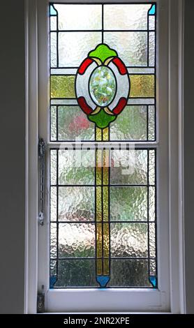 Wunderschöne Scheiben aus bleihaltigem Glas in der Eingangstür eines Hauses im Föderationsstil, Australien. Stockfoto