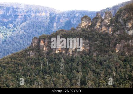 Einzigartiges Bild der Three Sisters von hinten, Blue Mountains-Nationalpark. Stockfoto