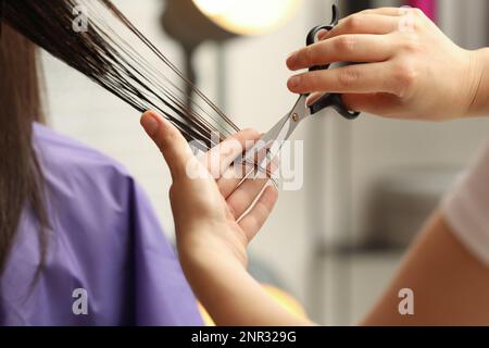 Professionelle Stylisten Haare schneiden des Kunden im Salon, Nahaufnahme Stockfoto