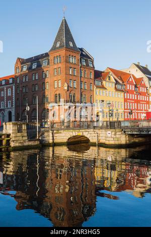 Kanalbrücke mit Blick auf das Somandshjem Hotel und farbenfrohe Apartmentgebäude aus dem 17. Jahrhundert entlang des Nyhavn-Kanals, Kopenhagen, Dänemark. Stockfoto