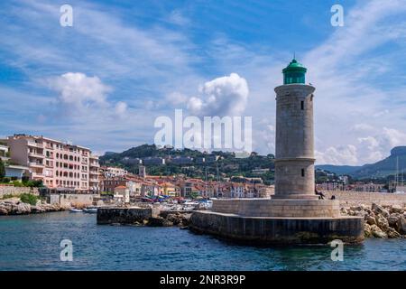 Leuchtturm und Hafeneingang von Cassis, Leuchtturm im Hafen von Cassis, Provence, Provence-Alpes-Cote d'Azur, Südfrankreich, Frankreich Stockfoto