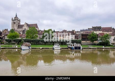 Altstadt von Dole mit der Collegiatskirche Notre-Dame Stockfoto