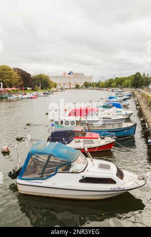 Freizeitboote, die im Hafen des Seebads Warnemünde im Bezirk Rostock festgemacht wurden. Stockfoto