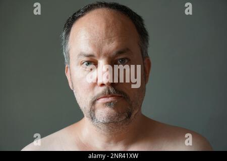 Mann mittleren Alters mit einem Bart im Hufeisen- oder Fu-manchu-Stil mit 40-Jährigen Stockfoto