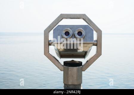 Meer blicken mit münzbetriebenen Fernglas, Reise Urlaub und Beobachtung Konzept Stockfoto