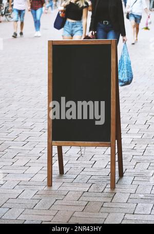 Leere Tafel Schiefertafel Werbung Schild oder Kunde Stopper in Fußgängerzone Stockfoto