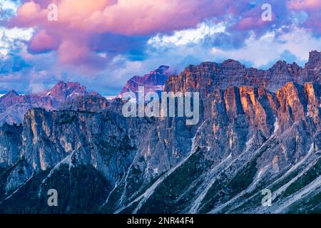 Blick auf die Nuvolau Group im italienischen Dolomiten-Berg bei Abendsonne am Giau Pass, Provinz Belluno, Italien Stockfoto